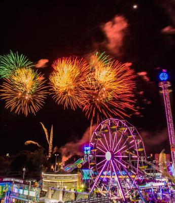Fuegos artificiales en la zona de juegos mecánicos 