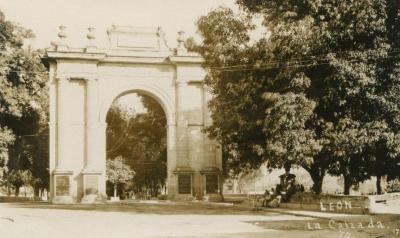 Postal del Arco de la Calzada del año 1920