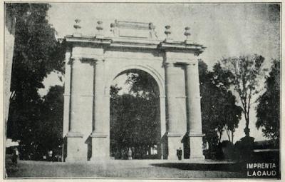 Postal del Arco de la Calzada de los Héroes. Imprenta Lacaud  (Ca.1905)