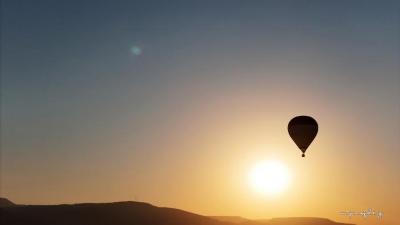 Globo aerostático en el cielo de León, durante el amanecer 