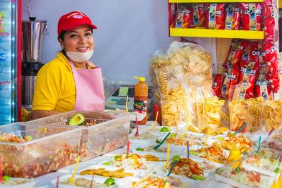 Expositores de alimentos en la feria estatal de León 