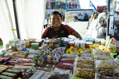 Niño feliz en un puesto de dulces de la Feria Estatal de León
