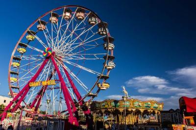 Rueda de la fortuna y carrusel en la Feria Estatal de León
