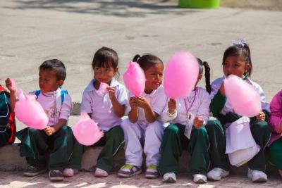 Alumnos de preescolar disfrutan de un algodón de azúcar
