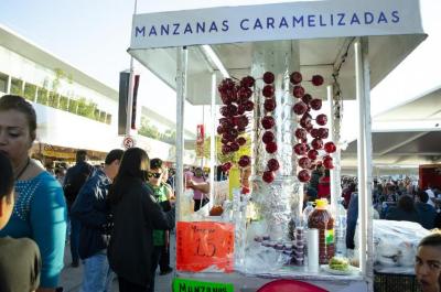 Puesto de manzanas caramelizadas de la Feria Estatal de León 
