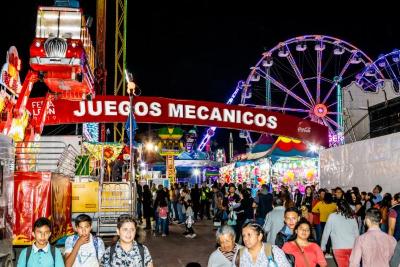 Área de juegos mecánicos de la Feria Estatal de León
