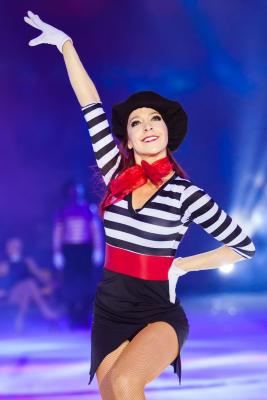 Patinadora del espectáculo de hielo en la Feria Estatal de León