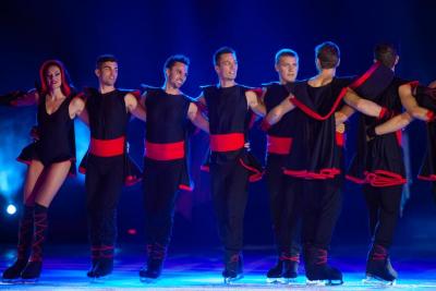 Grupo artístico de patinaje sobre hielo en la Feria Estatal de León