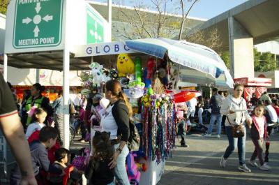 Puesto de globos dentro de la Feria Estatal de León 
