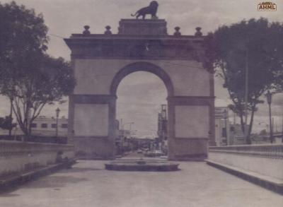 Arco de la Calzada de los Héroes a principios (ca.1990)
