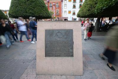Placa de la Unión Nacional Sinarquista en la Plaza de los Mártires del 2 de enero