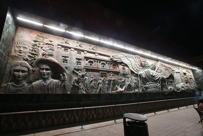 Vista lateral del mural de los Mártires del 2 de Enero