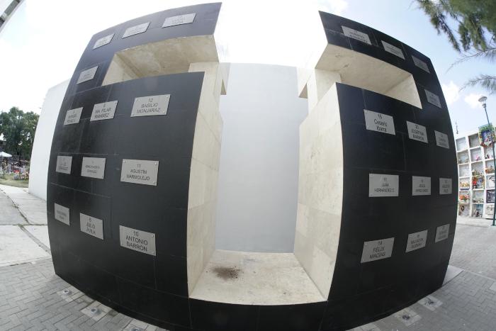 Monumento funerario dedicado a los Mártires del 2 de Enero