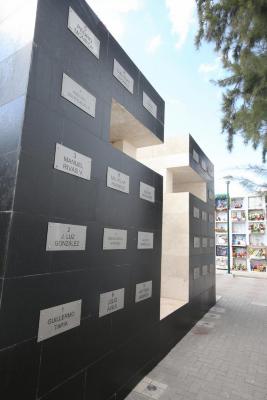 Vista lateral del monumento funerario dedicado a los Mártires del 2 de Enero