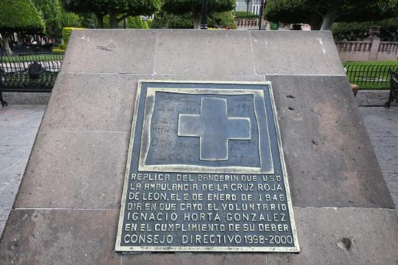 Placa conmemorativa de la Cruz Roja 