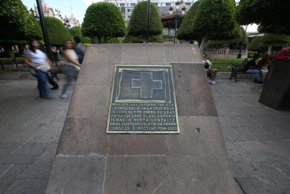 Placa conmemorativa de la Cruz Roja en la Plaza de los Mártires del 2 de Enero