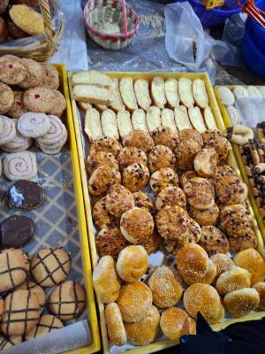 Charolas con variedad de panecitos y galletas 
