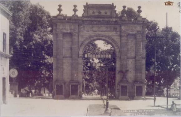 Arco de la Calzada con tres estrellas