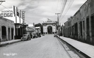 Avenida Francisco I. Madero y Arco de la Calzada de los Héroes León, Guanajuato (Ca.1945)