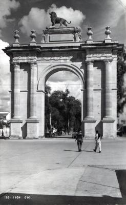 Arco de la Calzada de los Héroes (Ca. 1960)