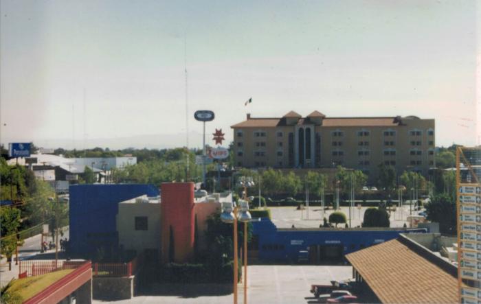 Vista del interior de la Feria hacia el estacionamiento y Bulevar Francisco Villa Ca. 90's 