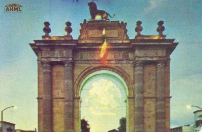 Arco de la Calzada de los Héroes decorado con adornos patrios entre los años (Ca. 90's)
