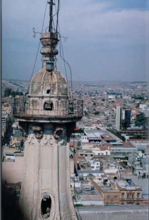 Fotografía de una de las torres de la Catedral de León (ca.1990)