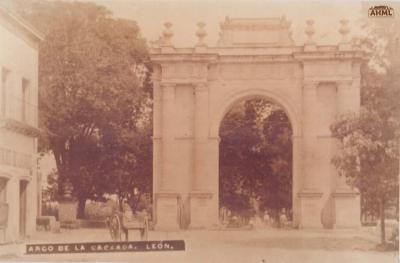 Carretilla circula por el Arco de la Calzada de los Héroes, (Ca.1966)