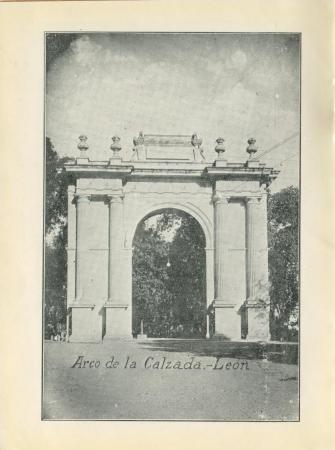 Arco de la Calzada de los Héroes (Ca. 1910)
