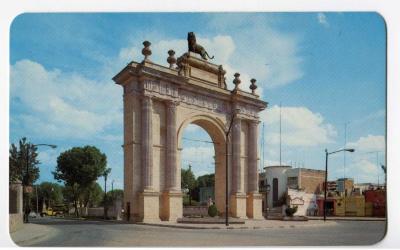 Arco en la Calzada de los Héroes, León, Gto. (Ca 1976)
