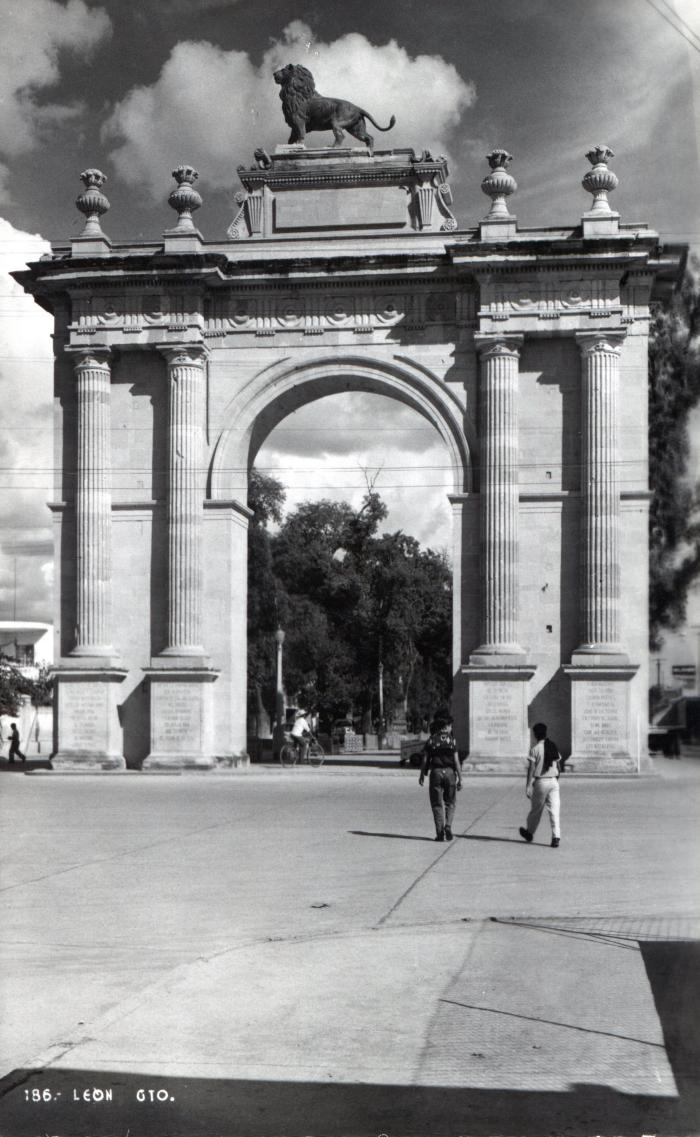 Arco de la Calzada de los Héroes (Ca. 1960)