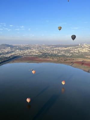 FIG 2023, globos aerostáticos sobrevuelan la presa El Palote 1