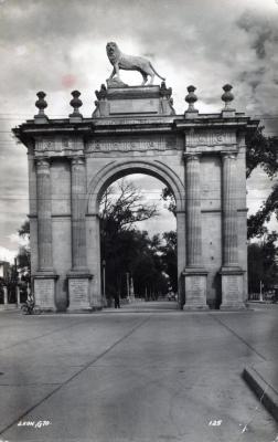 Arco de la Calzada con el león antiguo