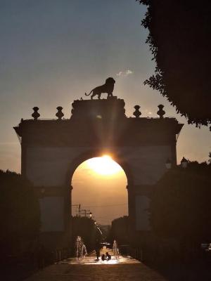 Puesta de sol a través del Arco de la Calzada 