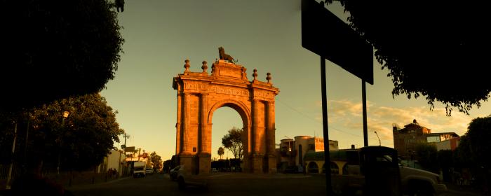 Arco de la Calzada al atardecer