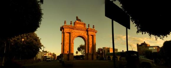 Arco de la Calzada al atardecer