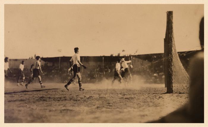 Unión de Curtidores jugando en el estadio Patria