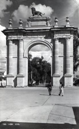 Arco de la Calzada con el león nuevo