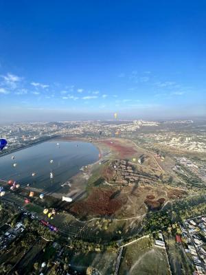 Globos aerostáticos sobrevuelan la presa El Palote