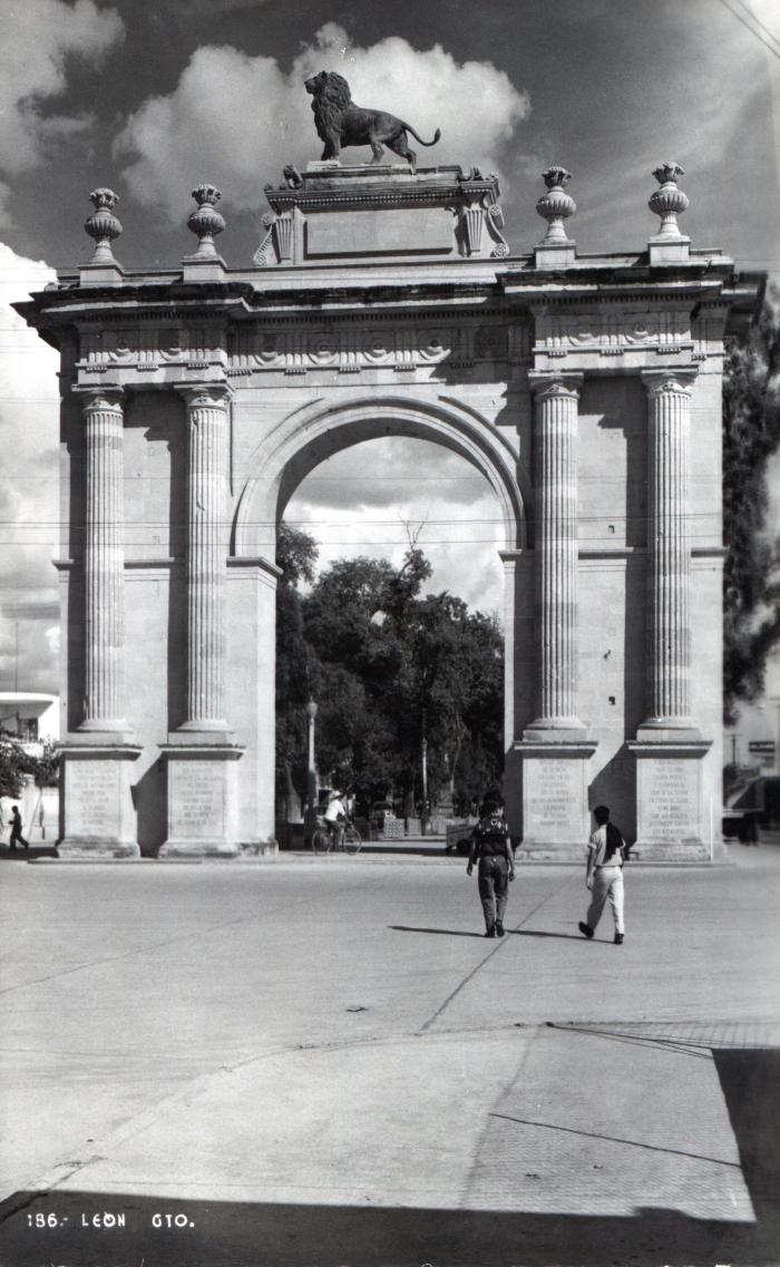 Arco de la Calzada con el león nuevo