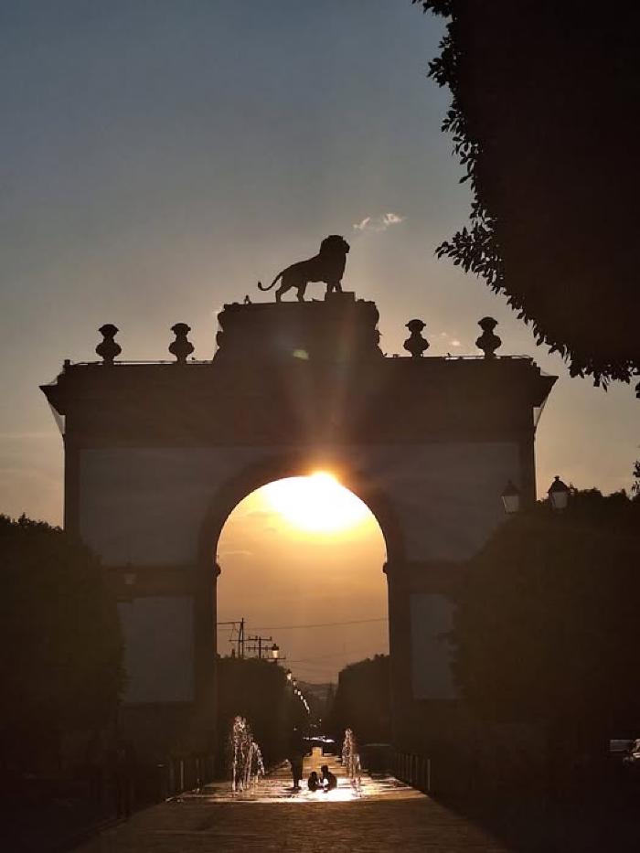 Puesta de sol a través del Arco de la Calzada 