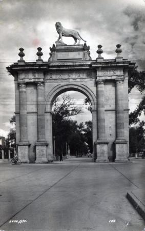 Arco de la Calzada con el león antiguo