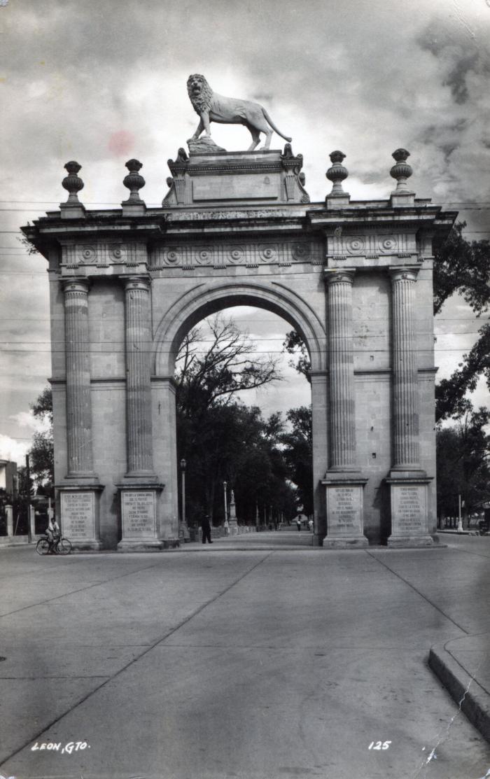 Arco de la Calzada con el león antiguo