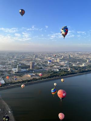 FIG 2023, globos aerostáticos sobrevuelan la presa El Palote