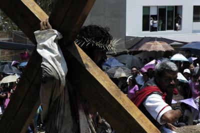 Cristo carga la cruz en el viacrucis de Chapalita