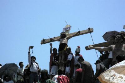 Crucifican a Jesús y ladrón 