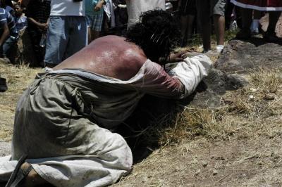 Cristo carga la cruz en el viacrucis de Chapalita