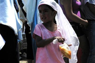 Niña participa en el viacrucis viviente de Chapalita