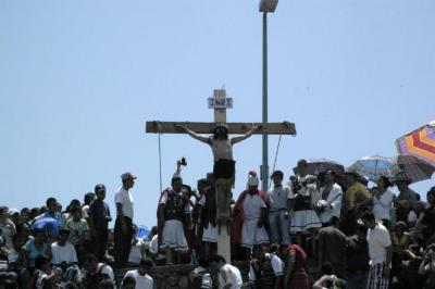 Crucifican a Jesús y ladrón 