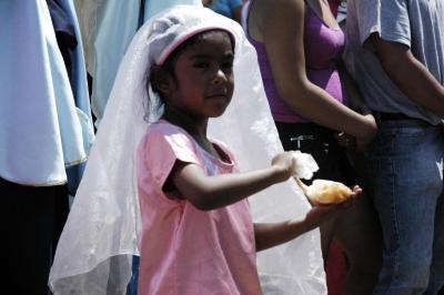 Niña participa en el viacrucis viviente de Chapalita 2